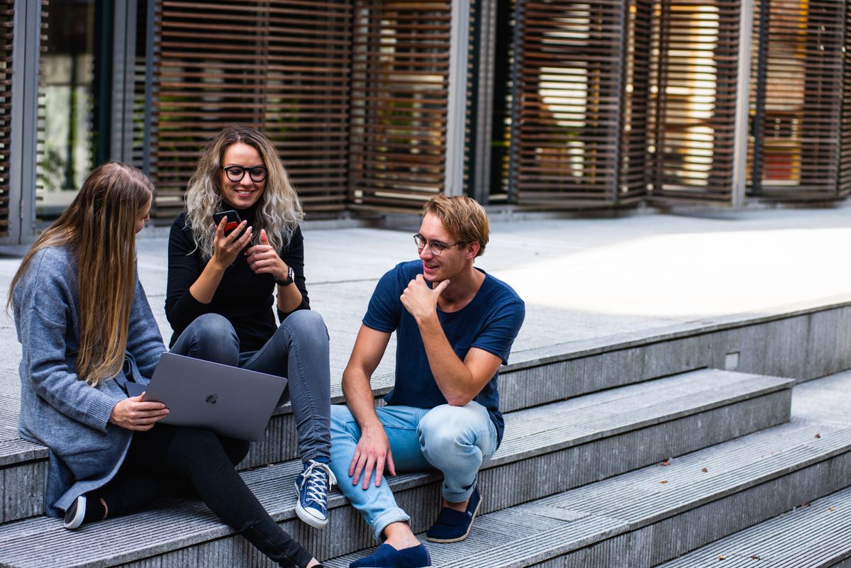 Students together on the Istanbul Kultur University campus